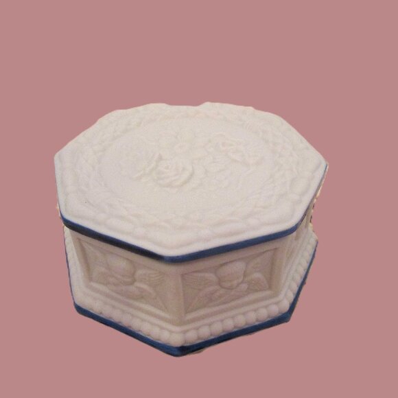 Antique Porcelain creme Bisque lidded trinket box 4"x4" wide (10cm)x2"(5cm) high - Picture 10 of 12